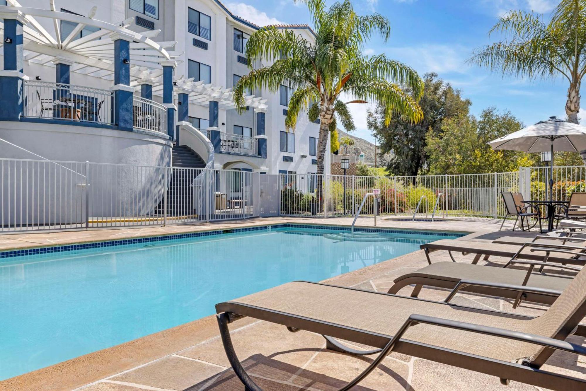 Best Western Plus Lake Elsinore Inn & Suites Exterior foto